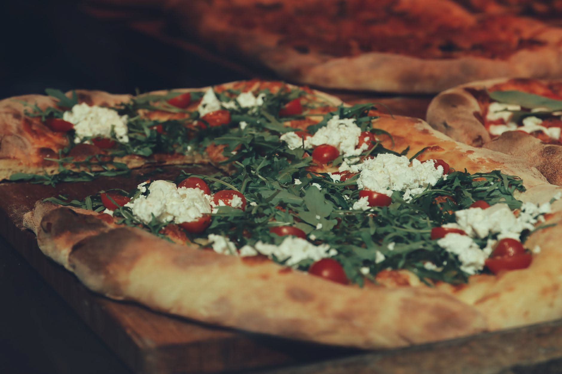 Pizza romana con pomodoro e mozzarella in un forno domestico, base dorata e croccante, vapore visibile all'interno della camera di cottura