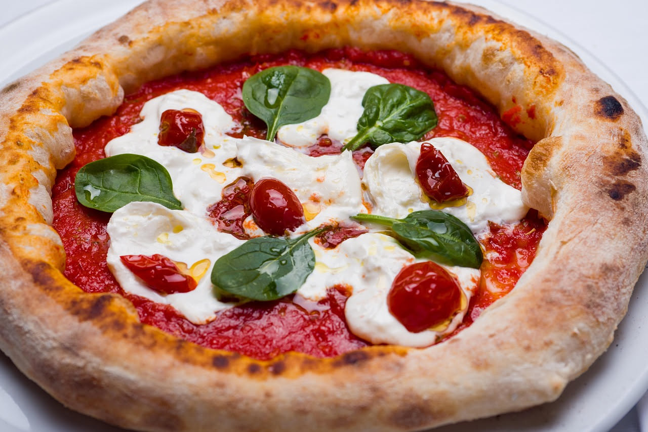 Pizza romana al taglio con impasto sottile e croccante, cosparsa di sale grosso, servita su carta bianca