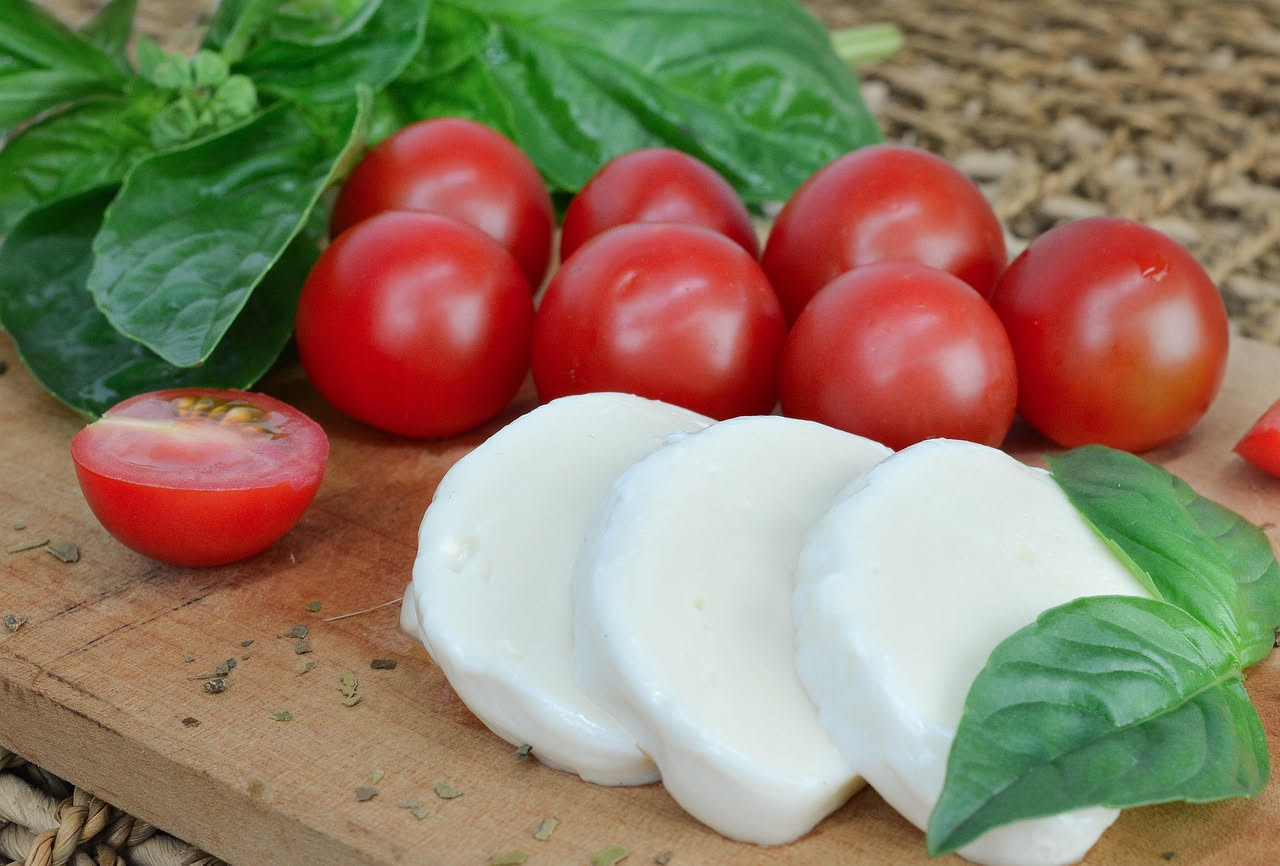Etichetta di mozzarella con scritta grande "fatto con latte fresco" e in piccolo ingredienti e additivi tra cui lattosio, acido citrico, lisozima