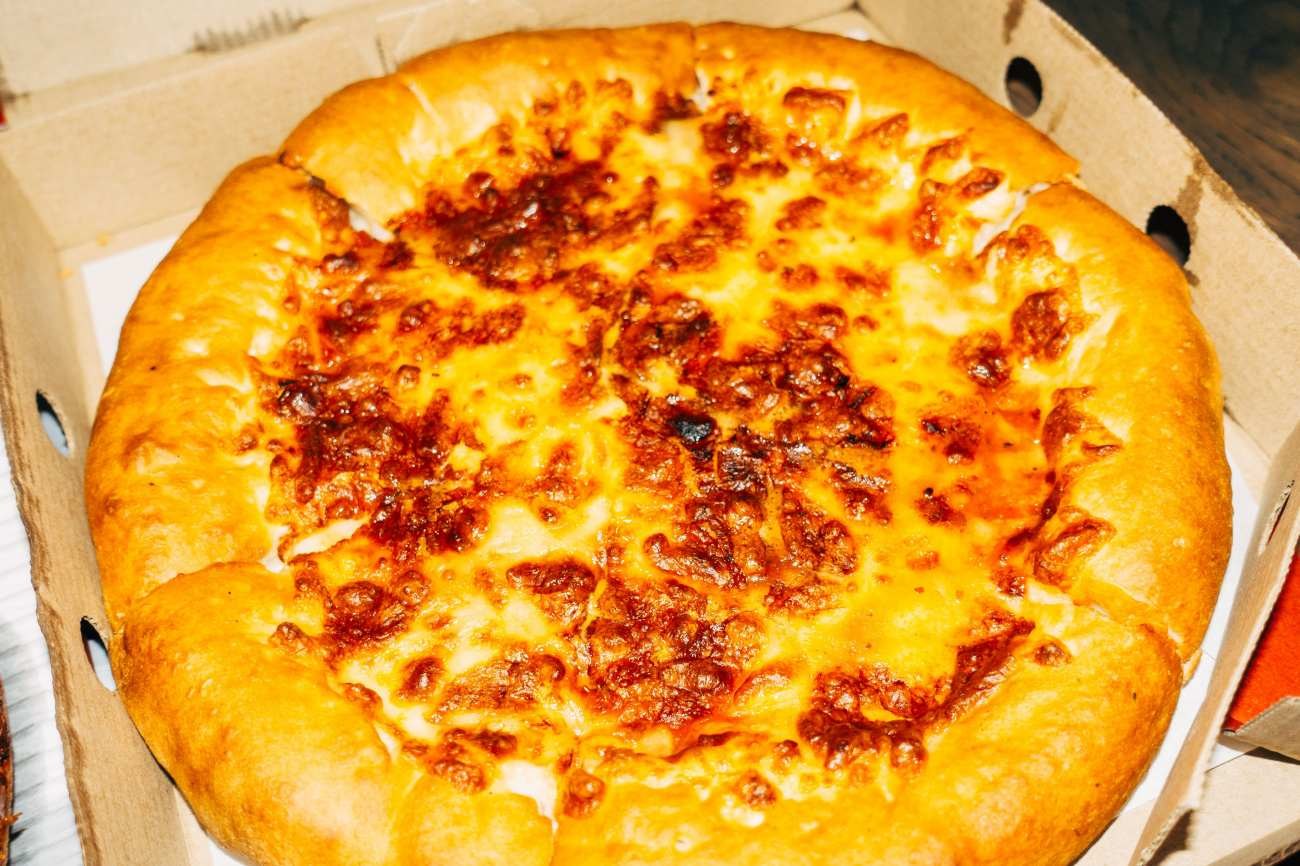 Pizza ai formaggi con crosta dorata
