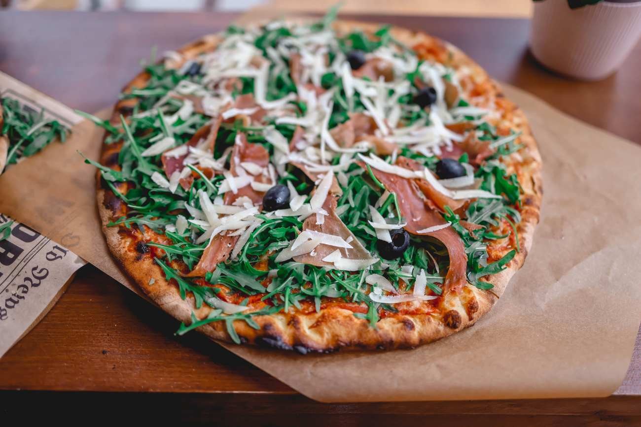 Pizza con prosciutto crudo, rucola e grana