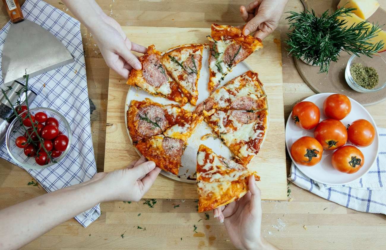 Pizza con salame e mozzarella