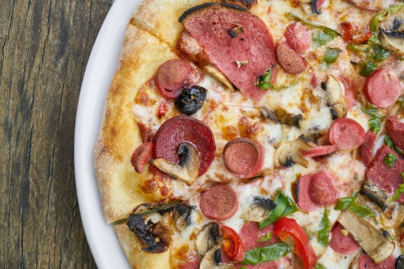 Pizza con salame, funghi e peperoni