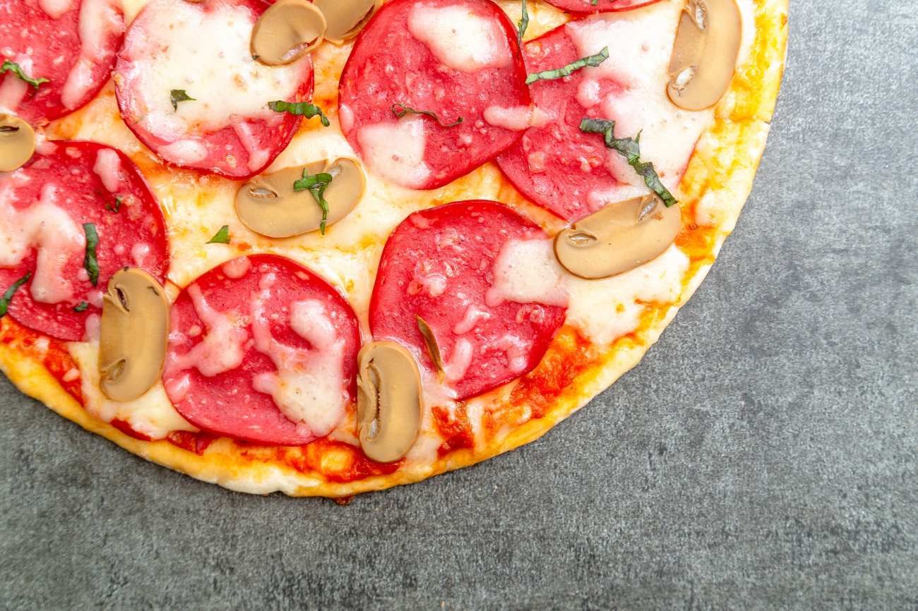 Pizza con salame piccante e funghi