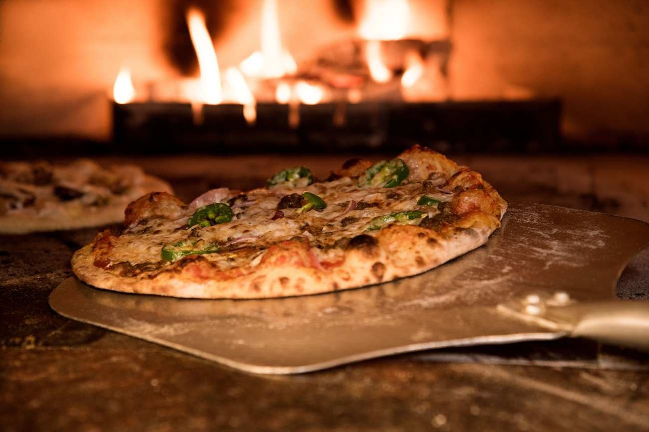 Pizza con salame piccante e peperoncino verde
