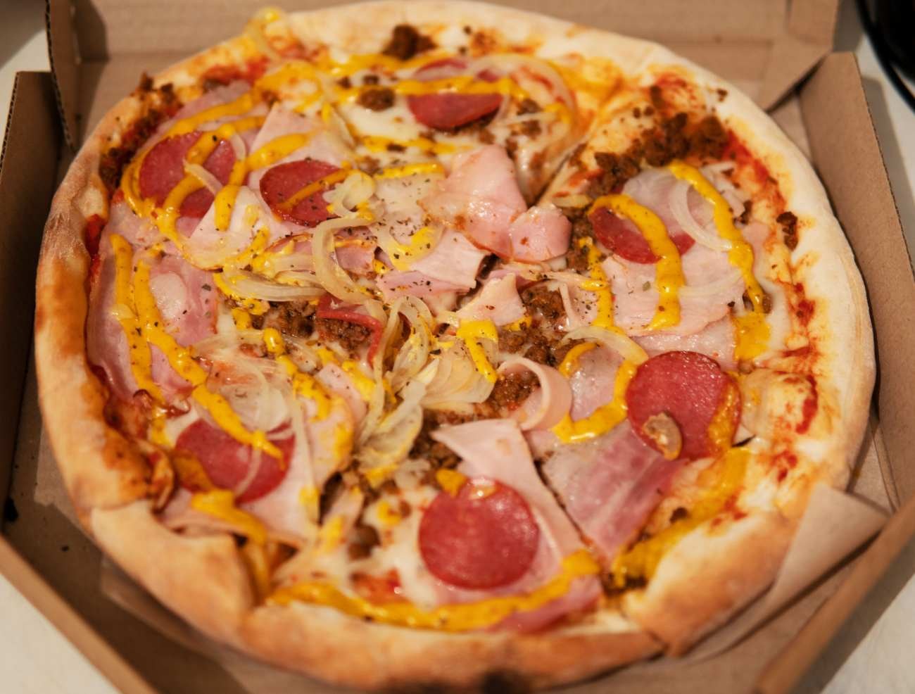 Pizza con salumi e cipolla